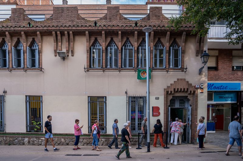 Fila de personas caminando frente a un edificio histórico, ilustrando cómo la co-creación urbana transforma un espacio ajeno en