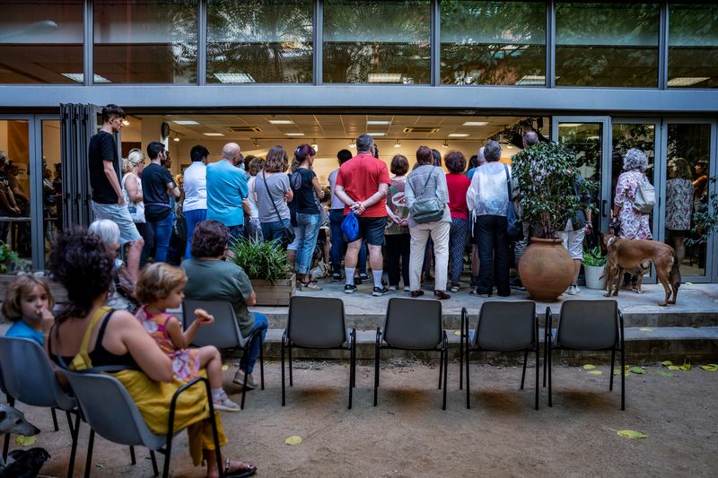 Grupo de ciudadanos en un taller participativo escuchando una presentación, representando la fase de diagnóstico colaborativo en el diseño urbano.