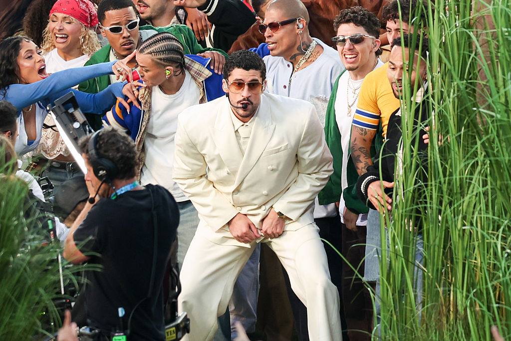 Bad Bunny en la actuación de la Super Bowl como ejemplo de estrategia de comunicación urbana para transmitir problemas de infraestructura y cambio climático de forma clara. Bad Bunny performing at the Super Bowl halftime show as an example of an urban communication strategy to convey infrastructure and climate change issues clearly.