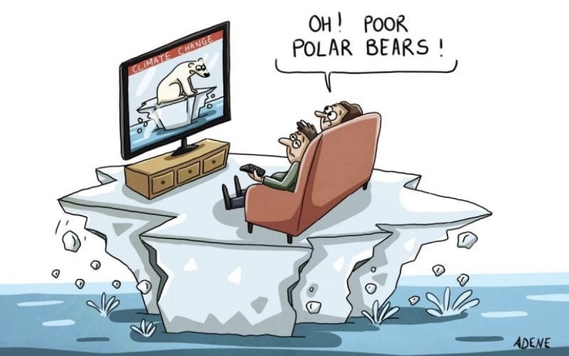 Viñeta satírica sobre la comunicación del cambio climático que muestra a personas viendo en televisión a un oso polar sobre un témpano de hielo, sin notar que su propia casa está sobre otro témpano a punto de fracturarse, ejemplificando la necesidad de una estrategia de comunicación urbana cercana. Satirical cartoon on climate change communication showing people watching a polar bear on an iceberg on television, unaware that their own couch rests on a melting iceberg, illustrating the need for an effective urban communication strategy.