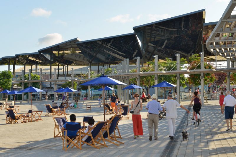 Espacio público transformado con mobiliario urbano efímero y tumbonas para fomentar la convivencia y gestionar la fricción urbana mediante el diseño y la participación. Transformed public space featuring tactical urbanism seating to encourage community gathering and manage urban friction through spatial design.