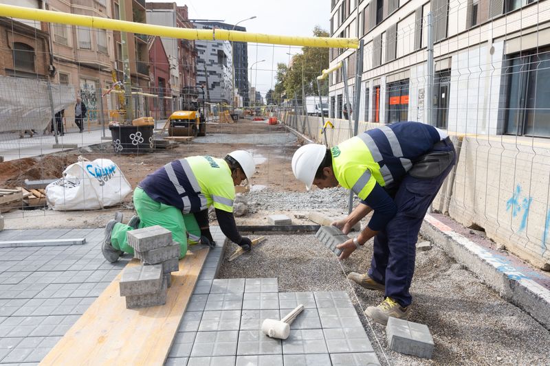 obras-de-pavimentacion-del-eje-verde Operarios trabajando en la pavimentación de un eje verde como parte de una estrategia de comunicación e intervención urbana en espacio público. Construction workers paving a green axis street as part of an urban communication strategy and public space intervention.